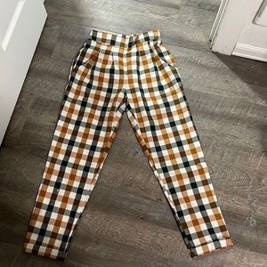 Cute plaid pants perfect for fall! size small, true to size, has pockets!!
